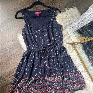 Medium Navy floral EUC pockets lace dress up polyester tie lined